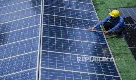 Teknisi melakukan pemeriksaan rutin pada panel surya pembangkit listrik tenaga surya (PLTS) atap. PT PLN (Persero) menyiapkan 36 lokasi Pembangkit Listrik Tenaga Surya (PLTS) atap atau photovoltaic rooftop di Bali dengan total kapasitas 869 kilowattpeak (kWp). Keberadaan infrastruktur ini untuk mendukung gelaran KTT G20.