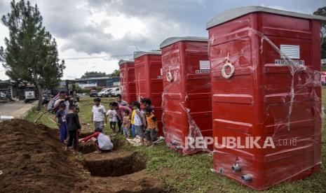 Sejumlah anak bermain di area lokasi pengungsian di Lapang Sepak Bola Cariu, Mangunkerta, Kecamatan Cugenang, Kabupaten Cianjur, Rabu (23/11/2022). Berdasarkan data dari BPBD Provinsi Jawa Barat per Rabu (23/11/2022) pukul 09.00 WIB, jumlah pengungsi akibat gempa bumi 5,6 SR di Kabupaten Cianjur mencapai 58.362 orang. Republika/Abdan Syakura