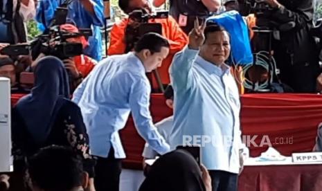 Capres nomor urut 2, Prabowo Subianto mengacungkan dua jarinya yang sudah dilumuri tinta usai menggunakan hak suaranya di TPS 033, Des Bojong Koneng, Babakan Madang, Kabupaten Bogor, Jawa Barat, Rabu (14/2/2024) pagi. 