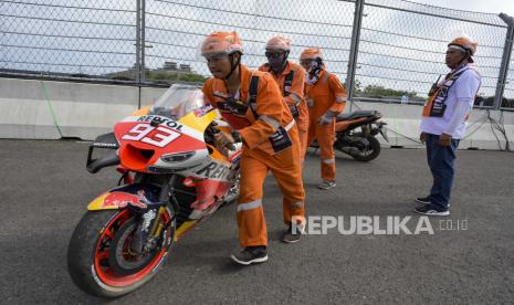 Sejumlah marshal mendorong motor pembalap Repsol Honda Team MotoGP Marc Marquez yang terjatuh saat balapan MotoGP seri Pertamina Grand Prix of Indonesia 2023 di Pertamina Mandalika International Street Circuit, Lombok Tengah, NTB, Ahad (15/10/2023). Francesco Bagnaia berhasil menjadi juara pertama diikuti Pembalap Aprilia Racing Maverick Vinales diposisi kedua dan Pembalap Monster Energy Yamaha Fabio Quartararo diposisi ketiga.