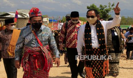 Menteri Agama Fachrul Razi (kiri) berbicang  dengan Wagub NTT Josef Nae Soi saat melakukan kunjungan kerja di Kota Kupang, NTT, Jumat (27/11/2020). Kedatangan Menag ke Kota Kupang dalam rangka meresmikan kampus IAKN dan gedung Raudah asrama haji transit Kupang yang baru selesai dibangun.