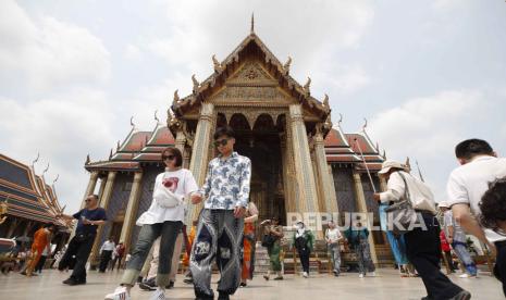  Turis berduyun-duyun mengunjungi Kuil Buddha Zamrud di Grand Palace di Bangkok, Thailand (ilustrasi). Wisatawan India mengalir deras ke wilayah Asia Tenggara, menggeser dominasi turis Cina.