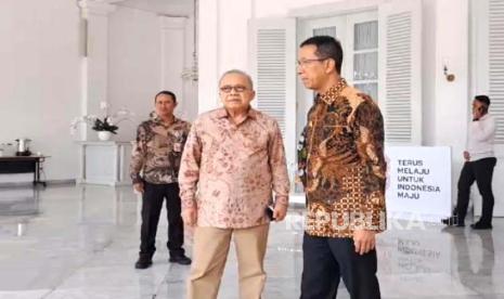 Gubernur DKI Jakarta periode 2007-2012 Fauzi Bowo alias Foke bertemu Penjabat (Pj) Gubernur DKI Jakarta Heru Budi Hartono di Balai Kota DKI, Jakarta Pusat, Kamis (7/9/2023). 