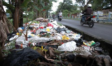 (ILUSTRASI) Tumpukan sampah yang dibuang sembarangan. 