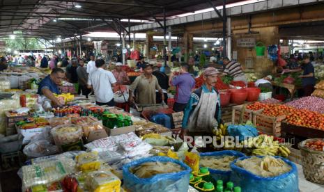 Pedagang dan pembeli beraktivitas tanpa menggunakan masker di Pasar Induk Lambaro, Kabupaten Aceh Besar, Aceh, Jumat (20/11/2020). Kementerian Dalam Negeri mengeluarkan instruksi nomor 6 tahun 2020 antara lain mengatur tentang penegakkan secara konsisten protokol kesehatan hingga saksi bagi kepala daerah yang mengabaikan kewajibannya dalam mencegah penyebaran COVID-19. 