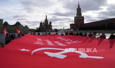 Pendukung partai komunis memegang bendera merah besar di dekat Makam pendiri Soviet Vladimir Lenin selama demonstrasi menandai peringatan 104 tahun revolusi Bolshevik 1917 di Lapangan Merah, di Moskow, Rusia, Ahad 7 November 2021. Rusia bersama Myanmar dan Korut masuk negara pelanggar kebebasan beragama versi AS.