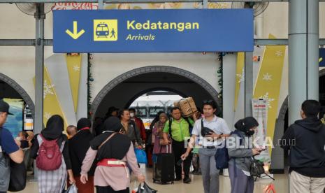 Penumpang tiba di Stasiun Pasar Senen, Jakarta Pusat, Selasa (2/1/2024). 