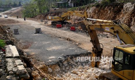 Pembangunan proyek jalan masih akan terus berlanjut pada 2021. Kementerian Pekerjaan Umum dan Perumahan Rakyat (PUPR) memastikan pada kuartal satu 2021 terdapat sejumlah ruas dan proyek di sektor permukiman yang akan dibangun dengan skema kerja sama pemerintah dan badan usaha.