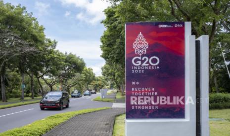  Mobil melewati spanduk G20 di dekat tempat penyelenggaraan G20 di Nusadua, Bali, 25 Oktober 2022. Menteri Luar Negeri Retno Marsudi menyampaikan, para pemimpin negara G20 dijadwalkan akan mulai tiba di Indonesia pada 13 November mendatang untuk menghadiri KTT G20 di Bali.