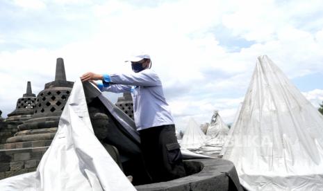 Petugas Balai Konservasi Borobudur (BKB) menutup stupa dengan menggunakan terpal di Candi Borobudur, Magelang, Jawa Tengah. Kini, setelah tujuh bulan berlalu, penutup stupa tersebut mulai dibuka (ilustrasi)