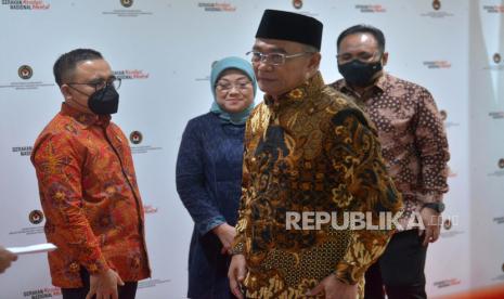 Menteri Koordinator Bidang Pembangunan Manusia dan Kebudayaan Muhadjir Effendy bersama Menteri Pendayagunaan Aparatur Negara dan Reformasi Birokrasi (PANRB) Abdullah Azwar Anas (kiri).