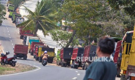 Sejumlah kendaraan antre untuk mengisi bahan bakar minyak (BBM) solar subsidi di salah satu SPBU  di Kota Bengkulu, Provinsi Bengkulu, Kamis (2/11/2023). Antrean kendaraan yang didominasi mobil mini bus dan truk angkutan terjadi di sejumlah SPBU karena tidak seimbangnya ketersediaan bahan bakar solar bersubsidi dengan kebutuhan masyarakat setempat. ANTARA FOTO/Muhammad Izfaldi/foc.