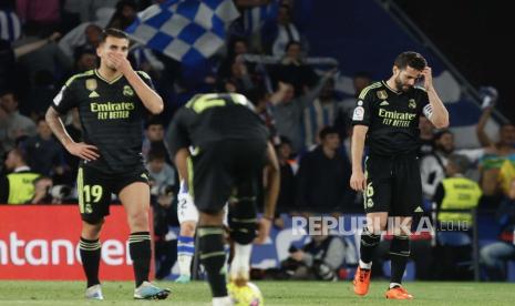  Reaksi pemain Real Madrid Dani Ceballos (Kiri) dan Nacho Fernandez (Kanan) setelah menerima skor 2-0 dalam pertandingan sepak bola LaLiga Spanyol antara Real Sociedad dan Real Madrid di stadion Reale Arena di San Sebastian, Negara Basque, Spanyol, Rabu (3/5/2023) dini hari WIB. 