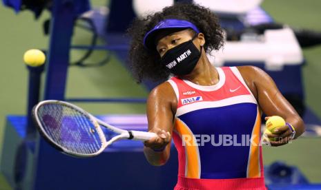  Naomi Osaka, Jepang, memukul bola ke tribun setelah mengalahkan Anett Kontaveit, dari Estonia, pada putaran keempat kejuaraan tenis AS Terbuka di New York pada 7 September 2020. 