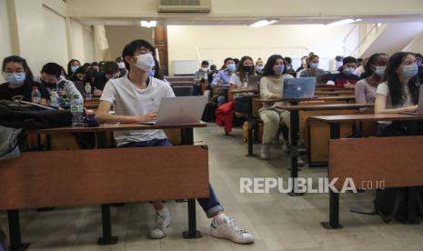 Sejumlah mahasiswa dengan menggunakan masker mengikuti perkuliahan Universitas Pantheon, Paris, Kamis (24/9). Banyak cluster baru kasus COVID-19 telah muncul, terutama sejak di bukanya kampus serta kegiatan belajar mengajar pada bulan ini. Menguatnya kasus Covid-19 ini merupakan tanda peringatan bagi negara-negara lain di Eropa, di mana sebagian besar universitas di eropa bersiap untuk melanjutkan kegiatan belajar dan penelitian dalam beberapa minggu mendatang. Foto AP / Michel EulerGaleri Foto