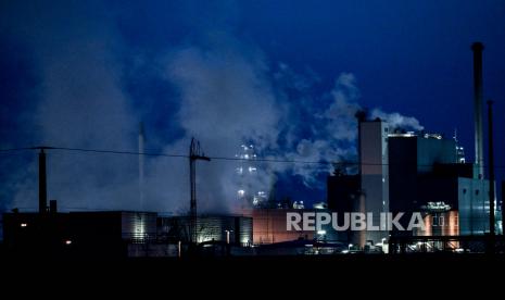 Kilang minyak TotalEnergies Leuna dekat Spergau, Jerman Timur, 25 April 2022. Harga minyak merosot hampir dua persen pada akhir perdagangan Senin (10/10/2022), menghentikan kenaikan lima sesi berturut-turut. 