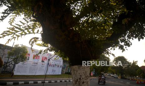 Alat peraga kampanye ukuran besar berisi informasi Capres dan DPD terpasang di luar Stadion Kridosono, Yogyakarta, Ahad (24/12/2023). Baliho APK berisi informasi visi dan misi Pasangan Capres dan Cawapres serta Calon DPD ini dikeluarkan oleh KPU DIY jelang Pemilu 2024.