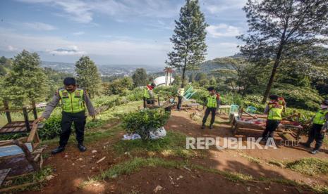 Sejumlah petugas kepolisian menutup lapak pedagang kaki lima yang ada di kawasan wisata Puncak. Sebanyak 509 lapak pedagang di Jalur Puncak akan dibongkar termasuk Warpat.