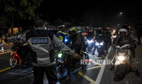 Petugas gabungan memutarbalikan pemudik sepeda motor di posko penyekatan larangan mudik di Jalan Nanggeleng, Limbangan, Kabupaten Garut, Selasa (11/5). Pada H-2 menjelang Hari Raya Idul Fitri 1442 H, petugas gabungan di posko penyekatan larangan mudik Limbangan memutarbalikan ratusan pemudik sepeda motor dari arah Bandung menuju Garut dan Tasikmalaya karena tidak memiliki surat kesehatan serta ijin perjalanan. Foto: Republika/Abdan Syakura