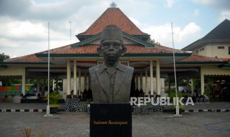 Kondisi Komplek Perguruan Tamansiswa pascatawuran di Jalan Tamansiswa, Yogyakarta, Senin (5/6/2023). Komplek Perguruan Tamansiswa menjadi lokasi evakuasi anggota PSHT saat tawuran dengan warga pada Ahad (4/6/2023) malam. Imbasnya salah satu bangunan yakni Museum Dewantara Kirti Griya ditutup sementara karena mengalami sedikit kerusakan.