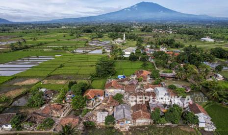 Foto udara kondisi rumah yang rusak pasca gempa bumi di Kampung Selakawung, Kecamatan Cilaku, Kabupaten Cianjur, Selasa (22/11/2022). Berdasarkan data dari BPBD Kabupaten Cianjur hingga Senin (21/11/2022) pukul 20.00 WIB jumlah bangunan dan rumah rusak akibat gempa bumi mencapai 2.345 unit serta 13.784 orang mengungsi. Republika/Abdan Syakura