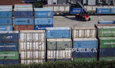 Pekerja melakukan bongkar muat peti kemas di Pelabuhan Tanjung Priok, Jakarta Utara, Jumat (15/5/2020). Pandemi Covid-19 berdampak pada sektor perdagangan global.