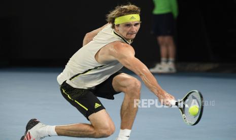  Petenis Jerman Alexander Zverev melakukan pukulan backhand ke pemain Serbia Novak Djokovic selama pertandingan perempat final mereka di kejuaraan tenis Australia Terbuka di Melbourne, Australia, Selasa, 16 Februari 2021.