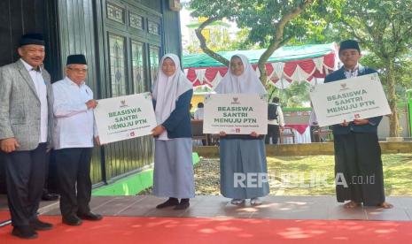 Wakil Presiden KH Maruf Amin didampingi Ketua Baznas Noor Akhmad saat menyerahkan simbolis bantuan beasiswa santri menuju perguruan tinggi negeri di Pondok Pesantren Nabil Husein, Samarinda, Kaltim, Jumat (4/8/2023). 