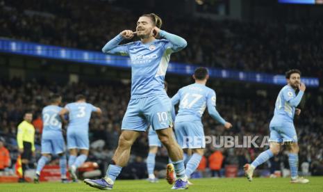 Pemain Manchester City Jack Grealish merayakan setelah mencetak gol kedua timnya selama pertandingan sepak bola Liga Premier Inggris antara Manchester City dan Leeds United di stadion Etihad di Manchester, Inggris, Selasa, 14 Desember 2021.