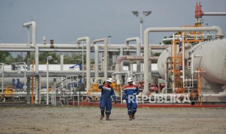 Pekerja beraktivitas di Lapangan Pertamina EP Sukowati Bojonegoro, Jawa Timur, Kamis (7/12/2023). Setelah sebelumnya sukses melakukan injeksi perdana CO2 di Lapangan Jatibarang, PT Pertamina (Persero) kembali mengimplementasikan teknologi Carbon Capture Utilization and Storage (CCUS) di lapangan lainnya yaitu di Lapangan Pertamina EP Sukowati Bojonegoro, Jawa Timur. Sebanyak 500 Ton CO2 di injeksikan ke sumur Sukowati-18 (SKW-18) selama 7 hari. Penerapan teknologi CCUS ini diharapkan meningkatkan produksi lapangan melalui penerapan CO2 Enhanced Oil Recovery (EOR). Melalui implementasi teknologi CCS/CCUS, Pertamina merealisasikan komitmennya dalam memenuhi kebutuhan energi nasional serta di saat bersamaan program dekarbonisasi demi mendukung target Net Zero Emission 2060.