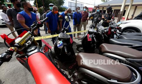 Barang bukti dan tersangka pencurian kendaraan bermotor (curanmor) jaringan antarprovinsi (ilustrasi).