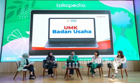 Tokopedia, Kementerian Investasi, dan perempuan pelaku UMKM dalam jumpa pers sosialisasi NIB di Tokopedia Tower, Jakarta Selatan, Senin (6/3/2023). 