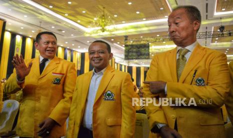 Ketua Pelaksana Rapimnas dan Munas XI Partai Golkar Bambang Soesatyo, Calon Ketua Umum Partai Golkar Bahlil Lahadalia dan Plt Ketua Umum Partai Golkar Agus Gumiwang Kartasasmita (dari kiri) saat menghadiri pembukaan munas XI Partai Golkar di Jakarta Convention Center, Jakarta, Selasa (20/8/2024). Partai Golkar menggelar Munas XI dengan agenda salah satunya yaitu pemilihan Ketua Umum DPP Partai Golkar Periode 2024-2029.