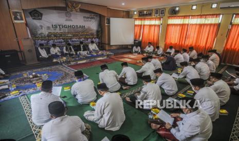 Suasana peringatan hari Santri 2020 di Kantor Kementerian Agama Kota Depok, Jawa Barat, Kamis (22/10). Pemerintah Kota Depok merayakan Hari Santri 2020 dengan melakukan Istighosah untuk memaknai situasi pandemi Covid-19. Republika/Putra M. Akbar