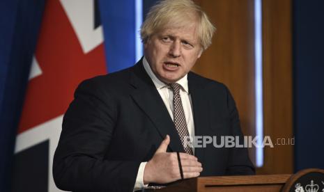 Perdana Menteri Inggris Boris Johnson, tengah, berbicara selama pengarahan media tentang virus corona di Downing Street, London, Senin, 5 Juli 2021. 