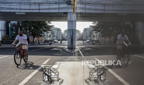 Bandung akan Hadirkan Wisata Sejarah Sambil Bersepeda. Warga bersepeda di Jalan Asia Afrika, Kota Bandung, Kamis (13/5). Sejumlah ruas jalan di Kota Bandung yang biasanya ramai nampak sepi saat Hari Raya Idul Fitri 1442 H. Foto: Republika/Abdan Syakura