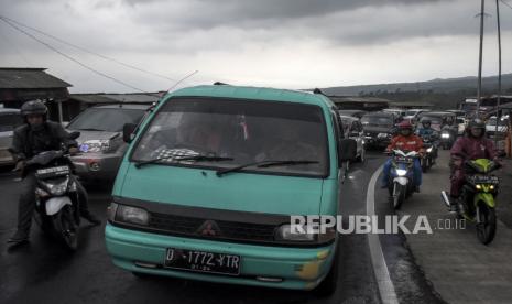 Sejumlah kendaraan terjebak kemacetan di kawasan Lingkar Gentong, Kadipaten, Kabupaten Tasikmalaya, Jawa Barat, Selasa (25/4/2023). Pada H+3 Lebaran 2023, kawasan Lingkar Gentong mulai dipadati pemudik yang akan menuju Bandung dan Jakarta.