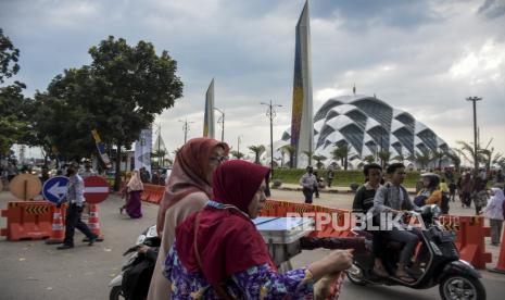 Sekitar Masjid Raya Al Jabbar. Pemprov Jabar menertibkan PKL yang menjamur di sekitaran Masjid Raya Al Jabbar.