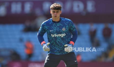 Penjaga gawang Chelsea Kepa Arrizabalaga melakukan pemanasan untuk pertandingan sepak bola Liga Premier Inggris antara Aston Villa dan Chelsea FC di Birmingham, Inggris, 16 Oktober 2022.