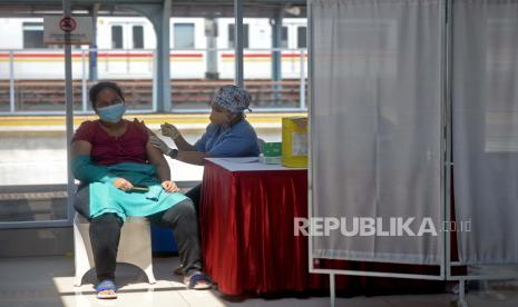 Tenaga kesehatan menyuntikkan vaksin COVID-19 kepada warga di Stasiun Jakarta Kota, Jakarta, Rabu (28/7). KAI Commuter menambah lokasi vaksinasi Covid-19 bagi penumpang KRL dan masyarakat umum yaitu di Stasiun Jakarta Kota dan Stasiun Rangkasbitung dengan masing-masing menyediakan 200 dosis vaksin sebagai upaya mendukung pemerintah menekan penyebaran Covid-19.Prayogi/Republika.