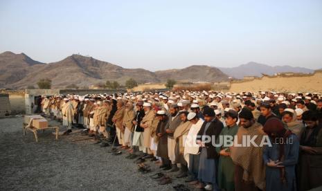 Orang-orang berdoa selama pemakaman untuk korban ledakan di Afghanistan timur dekat perbatasan dengan Pakistan pada hari Senin yang menewaskan sembilan anak dan melukai empat, menurut kantor seorang gubernur yang ditunjuk Taliban, di Jalalabad Afghanistan, Senin, 10 Januari. 2022. 