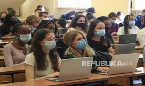 Sejumlah mahasiswa dengan menggunakan masker mengikuti perkuliahan Universitas Pantheon, Paris, Kamis (24/9). Banyak cluster baru kasus COVID-19 telah muncul, terutama sejak di bukanya kampus serta kegiatan belajar mengajar pada bulan ini. Menguatnya kasus Covid-19 ini merupakan tanda peringatan bagi negara-negara lain di Eropa, di mana sebagian besar universitas di eropa bersiap untuk melanjutkan kegiatan belajar dan penelitian dalam beberapa minggu mendatang. Foto AP / Michel EulerGaleri Foto