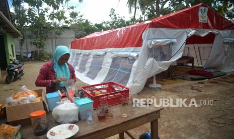 Warga membuat minuman di dapur darurat pascagempa, Desa Pacarejo, Semanu, Gunungkidul, Yogyakarta, Sabtu (1/7/2023). Warga terpaksa mendirikan tenda darurat karena rumah rusak pascagempa 6,4 skala Richter di Bantul.