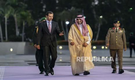 Foto selebaran yang disediakan oleh Kantor Presiden Suriah menunjukkan Wakil Gubernur Wilayah Makkah Arab Saudi, Pangeran Badr bin Sultan bin Abdulaziz Al Saud (tengah) menyambut Presiden Suriah Bashar al-Assad (kiri) pada saat kedatangannya, pada malam KTT Liga Arab, di Bandara Internasional King Abdulaziz, di Jeddah, Arab Saudi, Kamis (18/5/2023). 