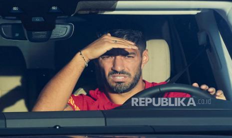  Striker FC Barcelona Luis Suarez tiba untuk latihan tim di Kompleks Olahraga Joan Camper di Sant Joan Despi, Barcelona, Katalunya, Spanyol, 05 September 2020.