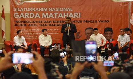 Pasangan calon presiden dan wakil presiden nomor urut satu Anies Baswedan (tengah) dan Muhaimin Iskandar (kedua kanan) bersama Ketua Dewan Pakar Timnas Pemenangan Amin Hamdan Zoelva (kanan), dan Koordinator Nasional Garda Matahari Azrul Tanjung (kedua kiri) menyampaikan pidato saat menghadiri silaturahim nasional relawan Garda Matahari di Jakarta, Jumat (1/12/2023).  Pertemuan membahas konsolidasi barisan Garda Matahari untuk memenangkan kontestasi Pemilu Presiden (Pilpres) 2024 dan mengingatkan bahwa Pilpres 2024 bukan semata-mata pergantian kepemimpinan tetapi menginginkan ada orientasi baru dalam pembangunan ke depan.