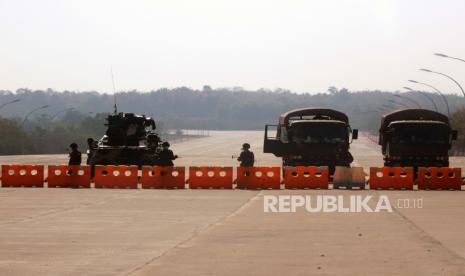  Tentara memblokir jalan menuju parlemen di Naypyitaw, Myanmar, 01 Februari 2021. Tentara mengatakan bahwa anggota senior Liga Nasional untuk Demokrasi (NLD), termasuk pemimpin Aung San Suu Kyi, ditahan oleh militer karena sengketa meningkat dari pemilu yang diadakan pada November 2020. Pengambilalihan kekuasaan oleh tentara pada 01 Februari terjadi beberapa jam sebelum sidang pertama parlemen sejak pemilu 08 November yang menyerahkan mayoritas besar kepada partai NLD Suu Kyi.