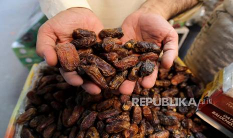 Seorang pedagang menjual kurma menjelang bulan suci Ramadhan di Peshawar, Pakistan, 30 Maret 2022. Banyak Muslim mengikuti ajaran Nabi Muhammad (SAW) dan berbuka puasa dengan memakan kurma. 