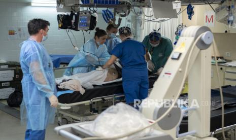 This photo provided by the French army shows medical staff taking care of a wounded victim of bombings in the Gaza Strip aboard the French helicopter carrier Dixmude Tuesday, Nov.28, 2023 in port of El-Arish, Egypt. The Dixmude docked Monday in Egypt where it started taking care of civilian people who have been wounded in Gaza, according to French Defense Minister Sebastien Lecornu. The ship has been configured to provide hospital support with a capacity of 40 beds. 