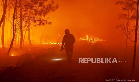 Foto ini disediakan oleh pemadam kebakaran wilayah Gironde (SDIS 33) menunjukkan kebakaran hutan di dekat Landiras, Prancis barat daya, Minggu 17 Juli 2022. Petugas pemadam kebakaran berjuang melawan kebakaran hutan yang berkobar di luar kendali di Prancis dan Spanyol pada hari Minggu ketika Eropa layu di bawah gelombang panas yang luar biasa ekstrem yang oleh pihak berwenang di Madrid disalahkan atas ratusan kematian.